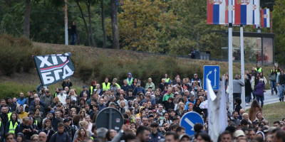 Pokret "Kreni promeni" Save Manojlovića preneo je lažne informacije o navodnom korišćenju zvučnog oružja, koje je objavio portal EU Observer, pišu mediji.