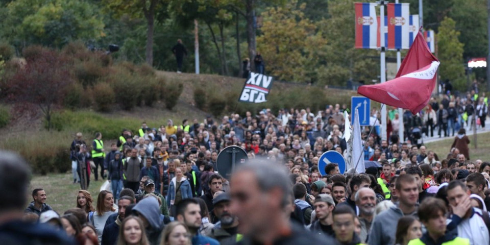 Komemorativni skup ili partijanje? Blokaderi svake večeri organizuju žurke, ovog puta u Koceljevi (VIDEO)