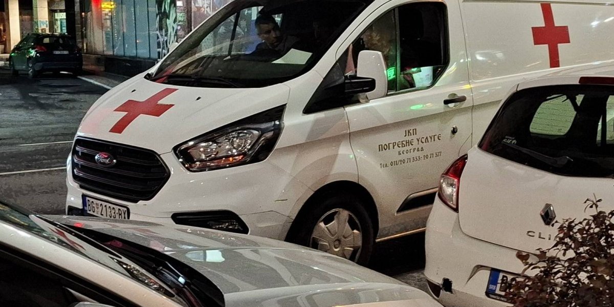 Preminuo muškarac! U Kosovsku stiglo pogrebno vozilo - potresni prizori ispred zgrade u kojoj se desila detonacija (FOTO)