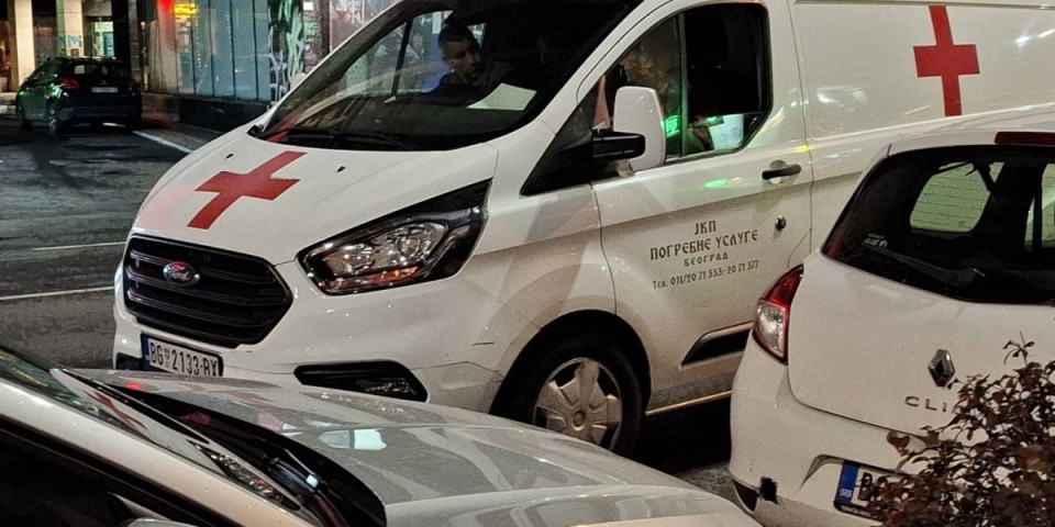 Preminuo muškarac! U Kosovsku stiglo pogrebno vozilo - potresni prizori ispred zgrade u kojoj se desila detonacija (FOTO)