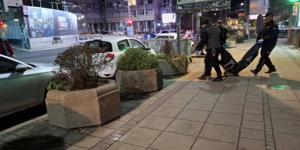 Mrtvozornici iznose telo preminulog iz zgrade! (UZNEMIRUJUĆI VIDEO)