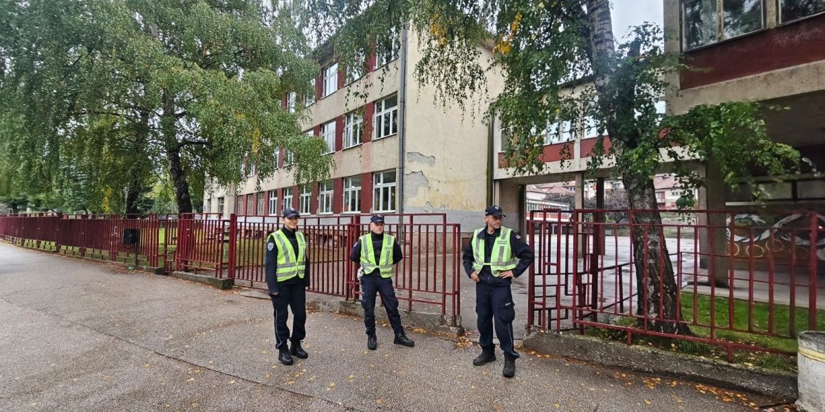 Policija ispred škole