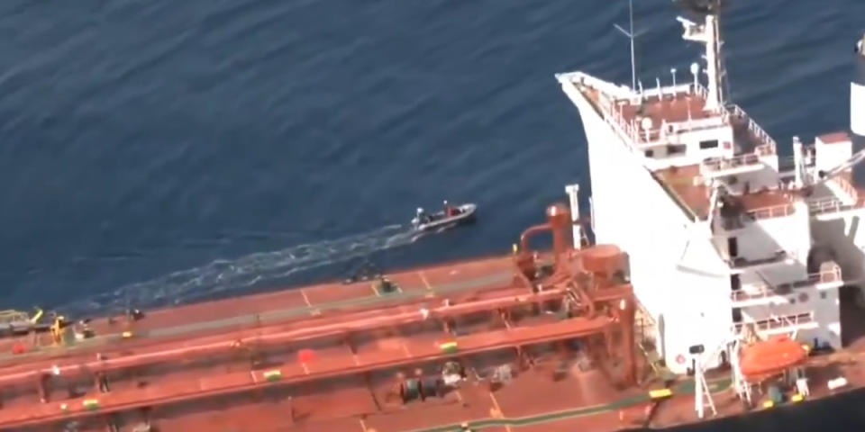 (VIDEO) Šok akcija francuske mornarice, da li je ovo ruski brod?! Hitno se oglasio Makron