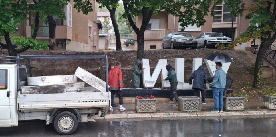 Smeta ćirilica: Kurtijevci uništili znak u Mitrovici, nisu mogli da podnesu poruku (FOTO)
