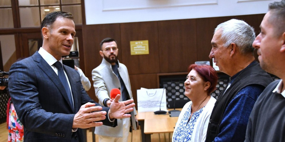 Pobednici dobili ključeve: Njima je igra "Uzmi račun i pobedi" donela sreću (FOTO)