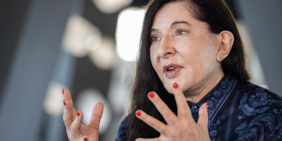 Homoerotski ples između Srba i Albanaca: Novi skandal Marine Abramović - Orgije na sahranama i džinovski penis