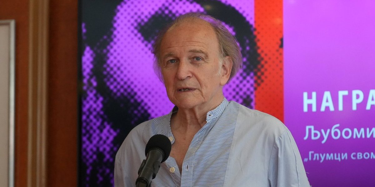 Svetozar Cvetković go u kadi sa tompusom u ruci (FOTO)