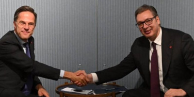 Predsednik Republike Srbije Aleksandar Vučić sastao se tokom 7. Samita EPZ sa generalnim sekretarom NATO Markom Ruteom i poručio da su imali dobar razgovor o svim važnim pitanjima.