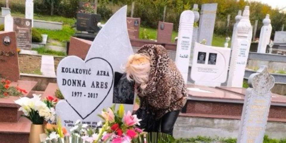 Tužna slika sa pomena Doni Ares - Neutešna majka ljubi spomenik i plače (FOTO)
