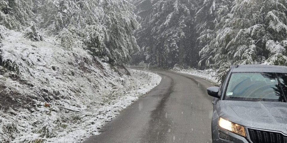 Hitno se oglasio AMSS: Na ovim deonicama ima snega - Vozači, pazite