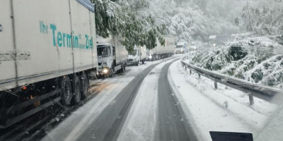 Mokar kolovoz, nepredviđeni zastoji, usporena vožnja i duže putovanje pratiće vozače i danas u većini krajeva Srbije, upozorava Auto-moto savez Srbije (AMSS)