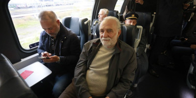 Poznati glumac Lazar Ristovski bio je danas među putnicima u vozu od Novog Sada do Subotice, na trasi brze pruge Beograd-Budimpešta koja je puštena u saobraćaj.