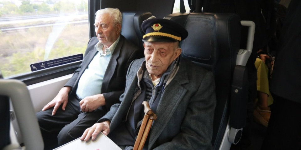 Vučić održao obećanje! Deda Vukosav (106) u vozu "Soko"