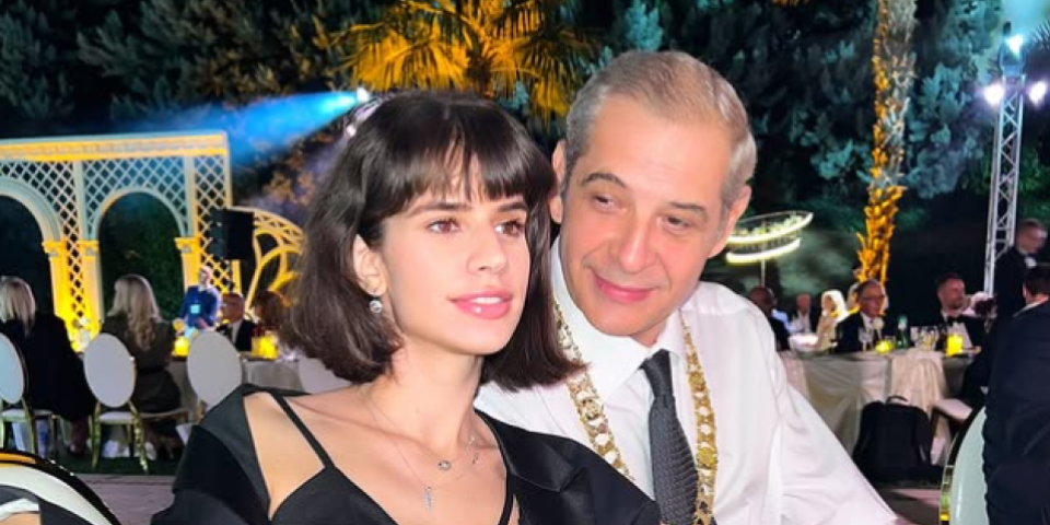 (FOTO) Glumac (64) iz "Porodičnog blaga" oženio 32 godina mlađu: Ona pozira u provokativnoj haljini, a on ne skida osmeh