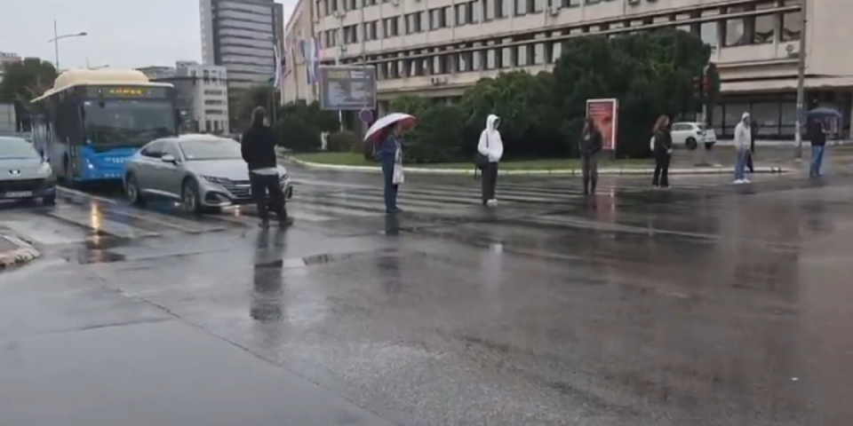 Dok Vučić gradi, oni ruše: Desetak neradnika blokiralo Novi Sad (VIDEO)