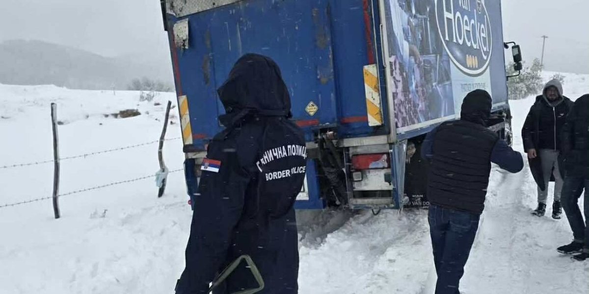 Policajci koji su se vraćali iz treće smene pomagali vozačima