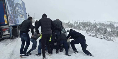 Na naplatnim stanicama i auto-putevima u Srbiji trenutno nema zadržavanja vozila, ukazuju poslednji izveštaji JP "Putevi Srbije".