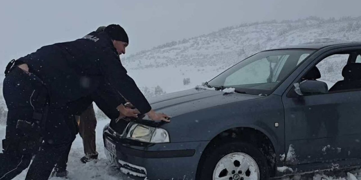 Automobili zavejani kod Tutina