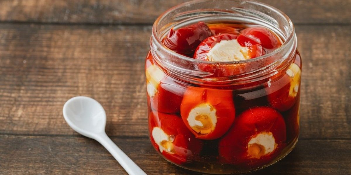 Domaće ljute papričice sa krem sirom: Zimnica koja unosi pikantnost, a sprema se začas