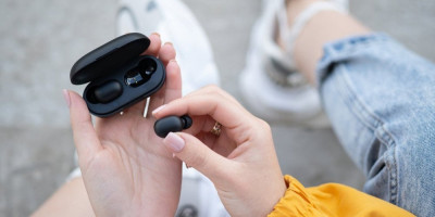 Prve bežične slušalice nekada su važile za luksuz, a danas su postale svakodnevni saputni. Ipak, nepažljivo korišćenje može im znatno skratiti životni vek.