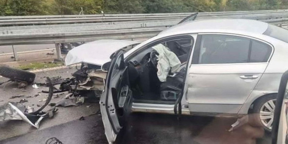 Prednji deo automobila više ne postoji: Jeziva saobraćajna nezgoda na Milošu Velikom