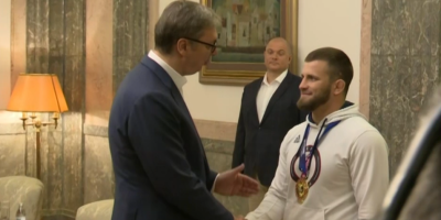 Predsednik Srbije Aleksandar Vučić sastao se danas u Beogradu sa osvajačem zlatne medalje na Prvenstvu sveta u rvanju, srpskim reprezentativcem Aleksandrom Komarovim.