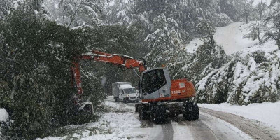 Iz AMSS-a apeluju na vozače da se uzdrže se i odlože putovanje u ova planinska područja jer zbog obilnih snežnih padavina u prvim danima jeseni vožnja može biti teža i neizvesna.