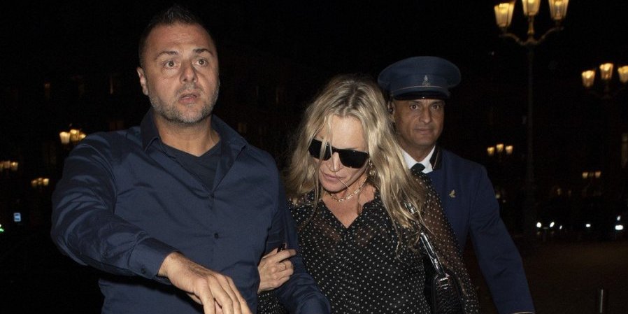 Kejt Mos se teturala, pridržavali je da ne padne: Jedva stoji na nogama - ponovo u paklu droge? (VIDEO/FOTO)