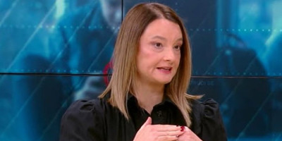 Ana Mirković, omiljena psihološkinja tajkunske N1, koja maltene ne izbija iz studija te televizije, a uz to je i veoma često u prvim redovima blokada, izrekla je skandalozan komentar o tragediji u Novom Sadu 1. novembra 2024. godine.