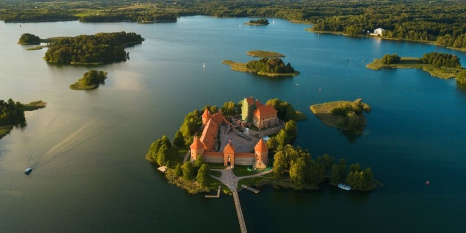 Turisti ne veruju očima: Jesen u ovom gradu deluje kao prava čarolija - morate ga posetiti (VIDEO)
