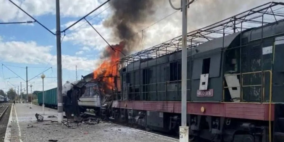 Vatra i haos na pruzi! Ruski "Gerani" razbijaju ukrajinske vozove (VIDEO)