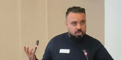 Dejan Stanković Kralj oženio doktorku: Nekad glavni provokator, pa sveštenik, a sad i predsednik stanke stao na ludi kamen
