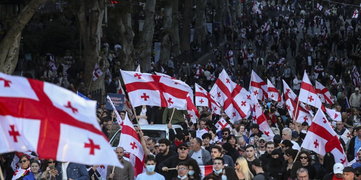 Haos u Tbilisiju: Nasilnici upali u predsedničku rezidenciju - nose ukrajinske zastave (VIDEO)