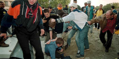 I šta je usledilo nakon 5. oktobra? Brza netransparentna pljačkaška privatizacija koja je dovela do gašenja velikog broja preduzeća. Zatvaranje 500.000 radnih mesta i 130.000 preduzeća. Smanjenje industrijske proizvodnje sa 40 na 15 posto ukupnog BDP-a.