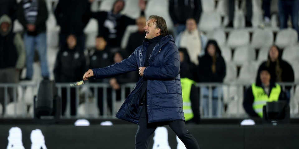 "Grobari" flašicama gađali Tanjgu, trener Vojvodine ušao u obračun sa navijačima (FOTO)