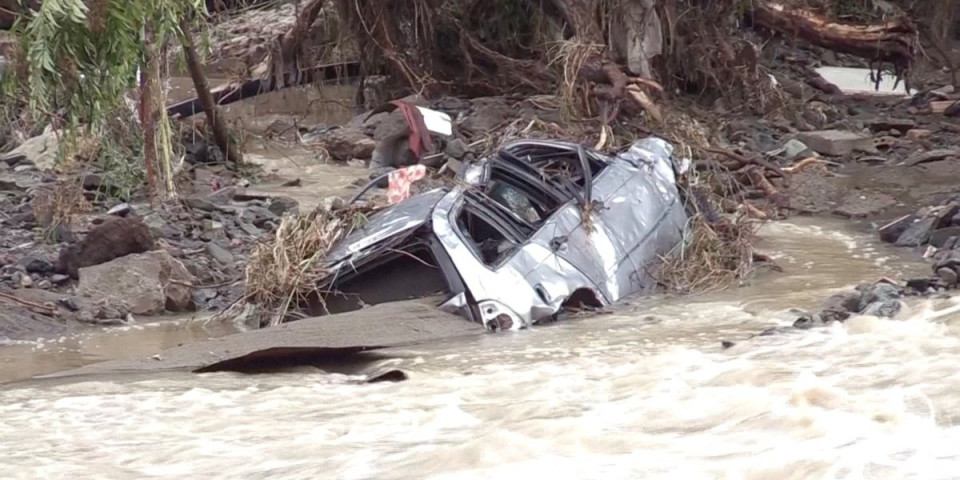 Čovek sedeo u prizemlju kada je naleteo talas, telo žene nađeno u blatu: Užas u Bugarskoj! (VIDEO)