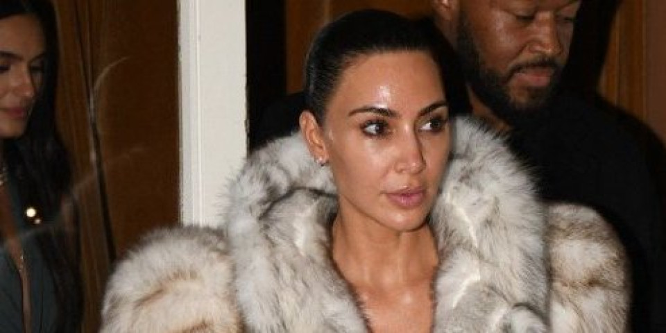 Drska i seksi: Kim u bundi bez ičega ispod, a sve oči na njoj - Pariz zadrhtao od "provokacije"