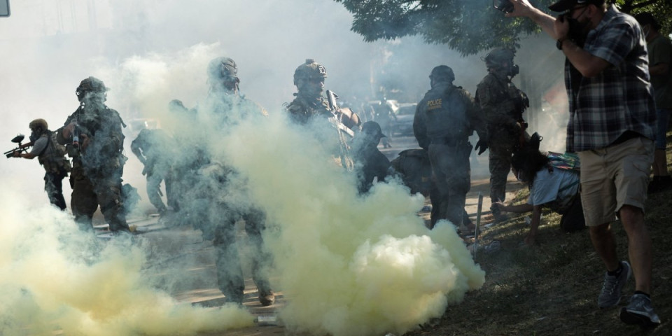 Opsadno stanje u Čikagu: Žestok sukob demonstranata i policije, upucana žena! (FOTO)