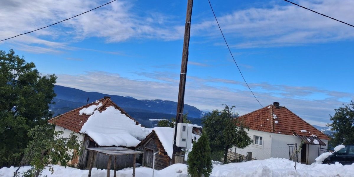 Ovde je sneg prešao pola metra: Polomio stabla, okovao voćnjake
