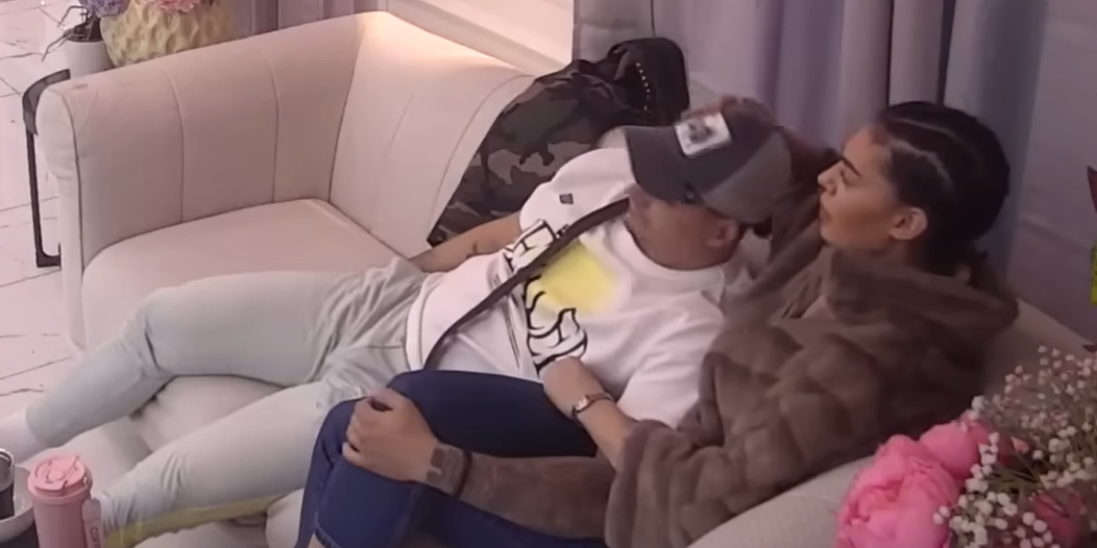 Mina Vrbaški i Terza u zanosu pod jorganom: Više se ne kriju, pao prvi poljubac (FOTO)