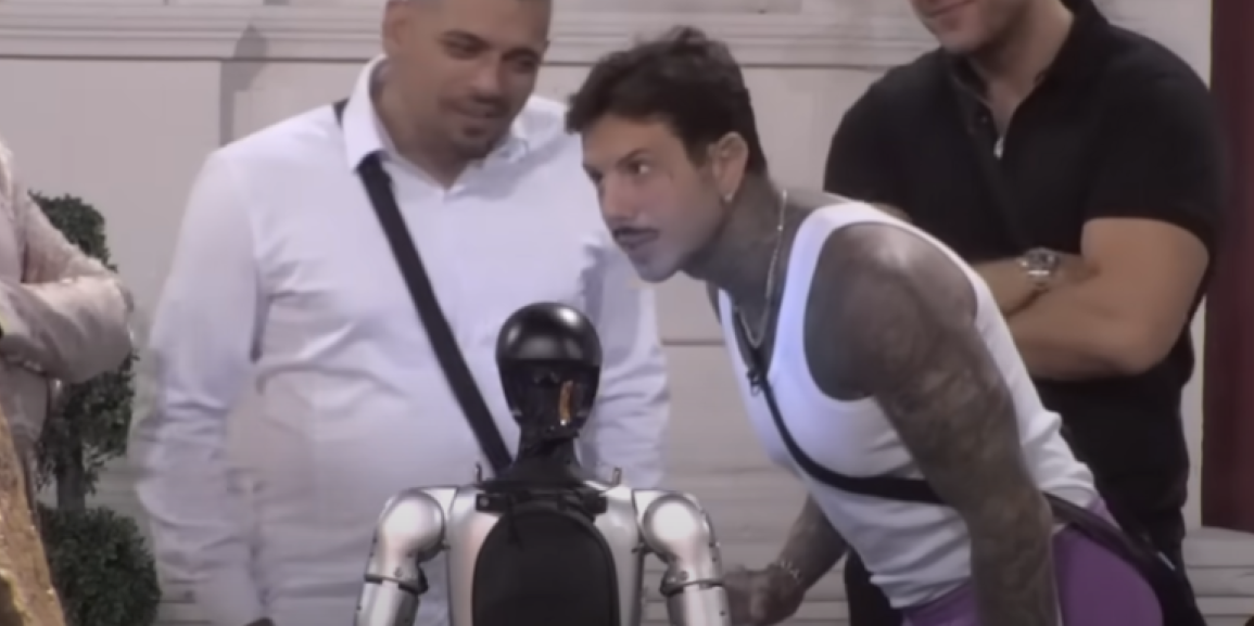 Ni robot nije pošteđen: Urnebesni okršaji rijaliti učesnika sa Tošom (VIDEO)