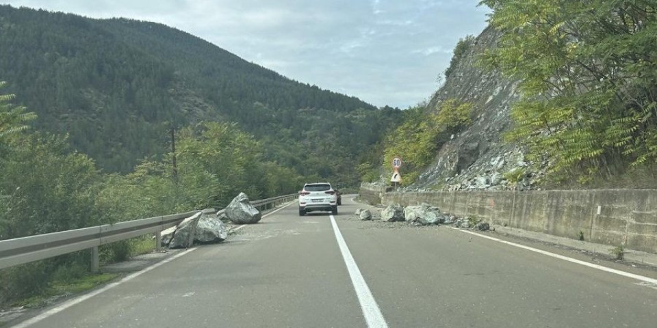 Pažnja: Odron na putu u Kraljevu