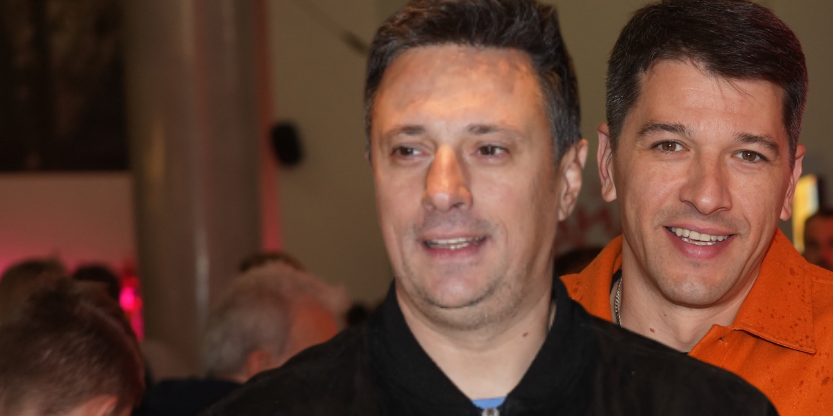 (VIDEO) Strašna zloupotreba pozorišta: Milošević i Savić "pumpaju", a osuđeni pedofil aplaudira