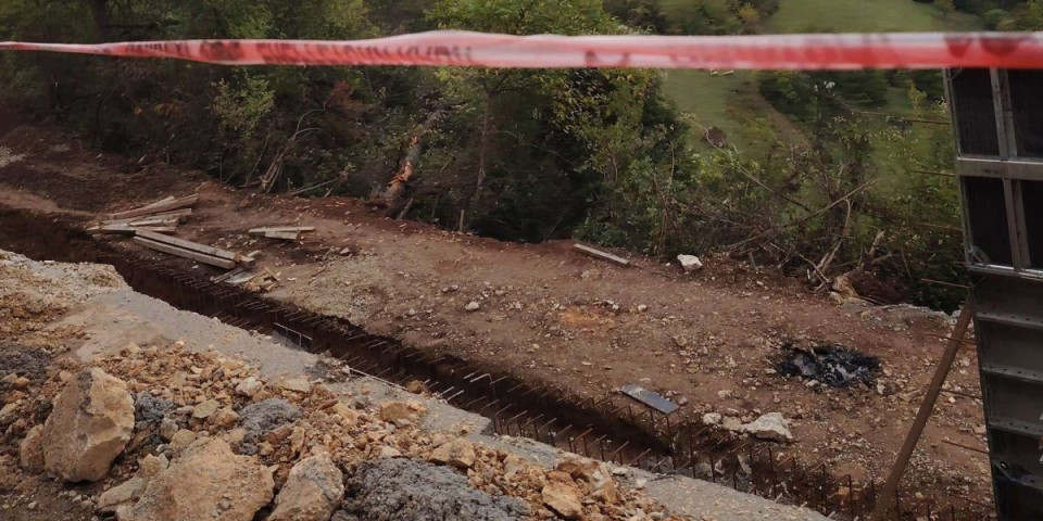 Veliko oštećenje na drumu: Vozi se samo jednom trakom