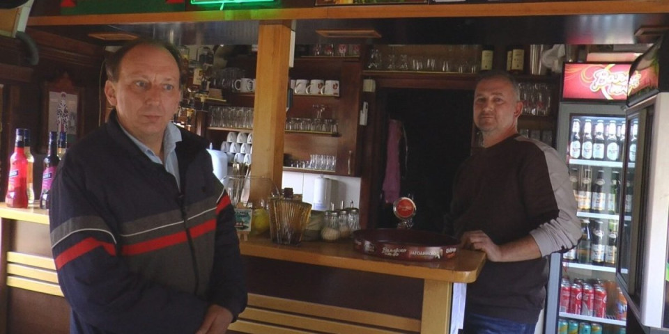 Tarabićima je ovo "promaklo": Voz na vrhu Tare, stoji, a pun putnika