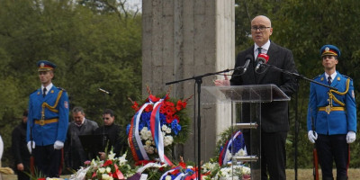 Lider SNS i savetnik predsednika Republike izjavio je na obeležavanju Dana sećanja na stradanje Srba, Roma i Jevreja u Drugom svetskom ratu u Jajincima, da je to jedno od najstrašnijih stratišta u Evropi.