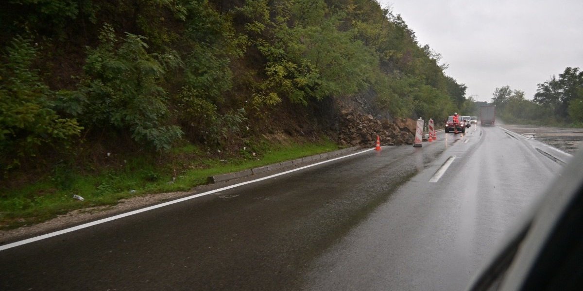 Brdo zatrpalo deo puta: Ekipe putara na terenu
