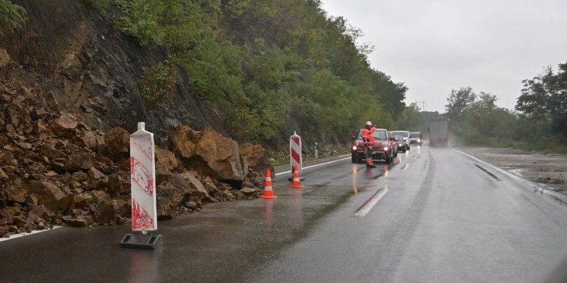 Pažnja vozači! Odron uklonjen sa kolovoza uspostavljen saobraćaj, ali opasnost još postoji