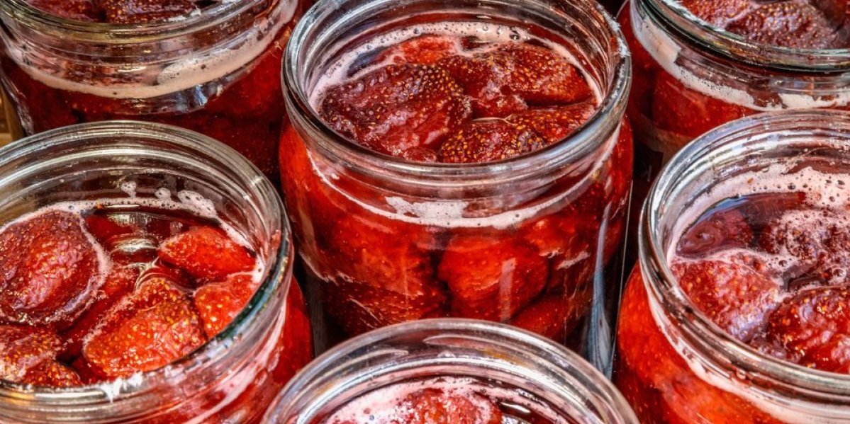 Konzervirane jagode u tegli - slatka zimnica koja će trajati mesecima