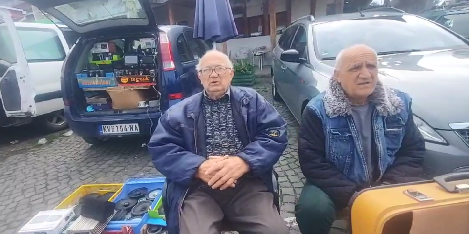 Hit na pijaci: Šta to prodaju Mirko i Novica pa su postali "kraljevačke legende"? (VIDEO)